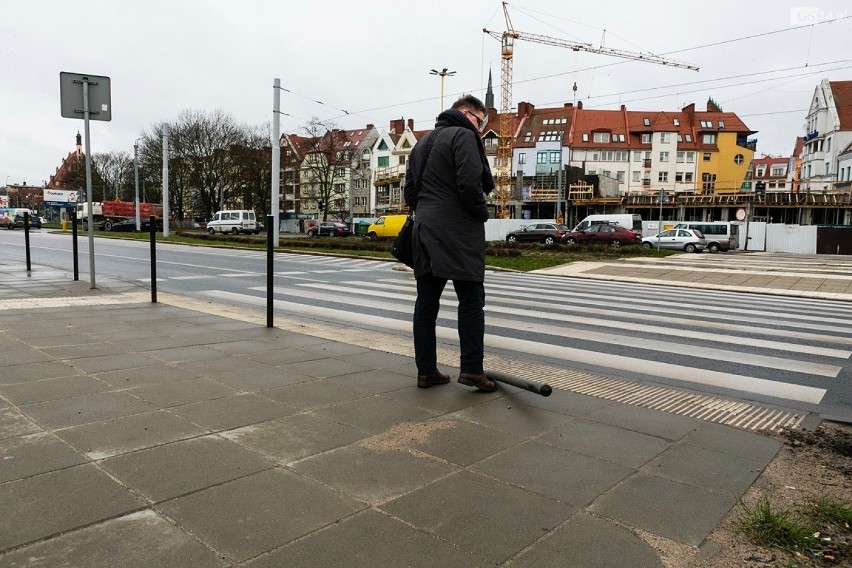 Chcieli zadbać o bezpieczeństwo. Ustawili tor przeszkód na przejściu [ZDJĘCIA]