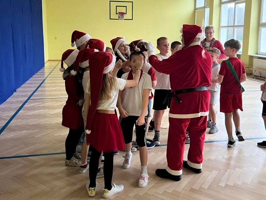 Mikołajki w gminie Wejherowo. Święty Mikołaj odwiedził dzieci w Szkole Podstawowej nr 1 w Bolszewie | ZDJĘCIA