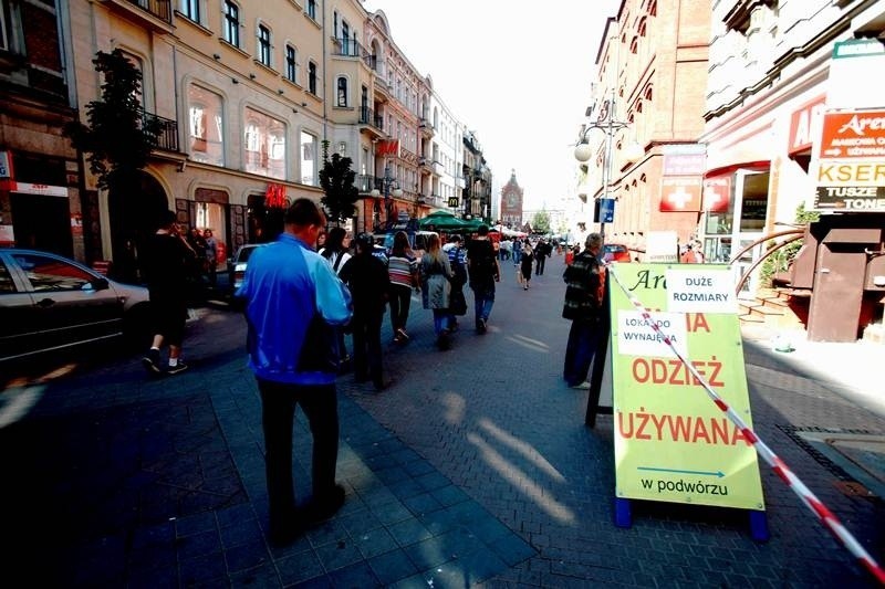 Nielegalne reklamy plagą centrum Katowic. W Łodzi dają radę
