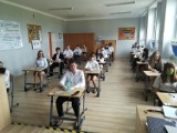 Rozpoczął się egzamin ósmoklasisty w Tomaszowie Mazowieckim. Pisze go ponad 500 uczniów [ZDJĘCIA]