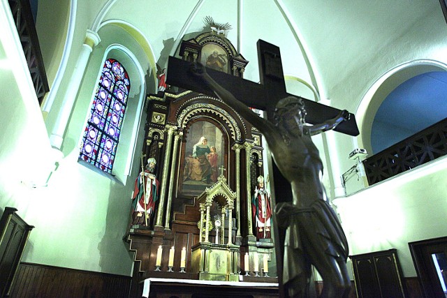 Obraz w głównym ołtarzu kościoła św. Anny jest podnoszony. Za nim ukryta jest figura Jezusa z otwartym sercem.