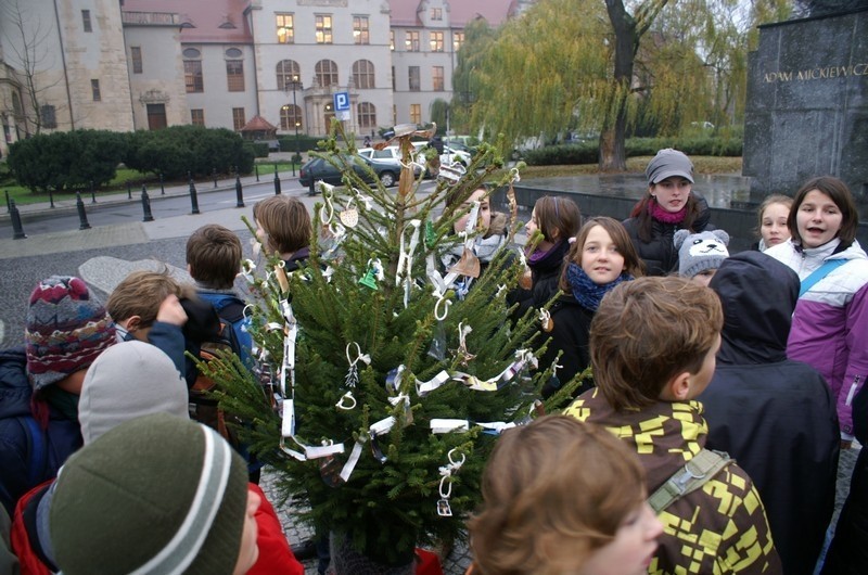 Dzieci ubierały w środę na placu Adama Mickiewicza "Choinkę...