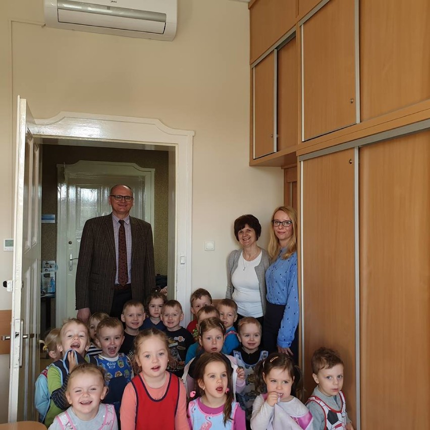 Przedszkolaki z grupy "Promyczki" odwiedzili urząd gminy w...