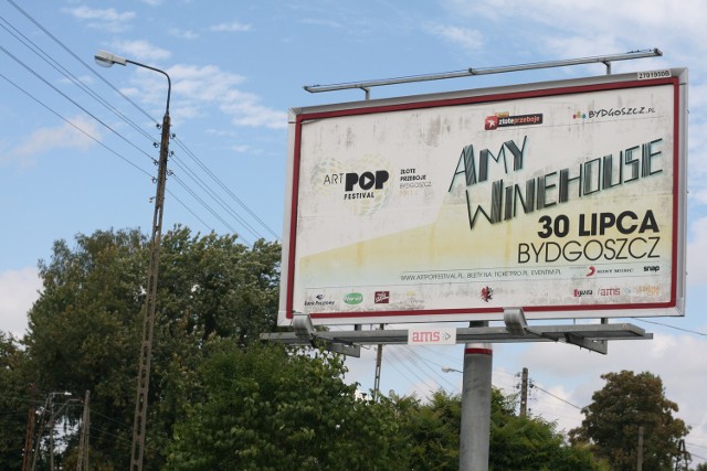 Ogromny plakat promujący koncert zmarłej 23 lipca piosenkarki Amy Winehouse wisi na trasie z Łodzi do Pabianic.