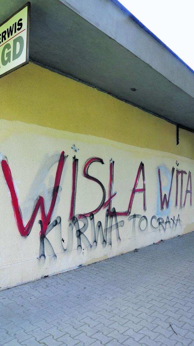 Wulgarne graffiti szpeci budynek przy ul. Francesco Nullo