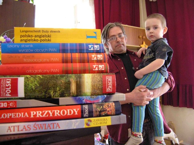 Marek Biłka kupił dla dzieci m.in. podręczniki, ale jeszcze nie otrzymał zwrotu pieniędzy