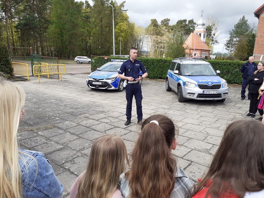 Leśnice. Policjanci w Szkole Podstawowej. Rozmawiali z uczniami o bezpieczeństwie na drogach.