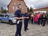 Leśnice. Policjanci w Szkole Podstawowej. Rozmawiali z uczniami o bezpieczeństwie na drogach.