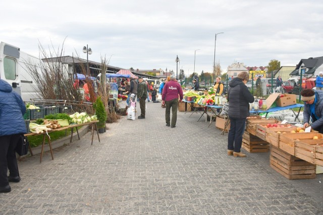 Ceny owoców warzyw i jedzenia na targowisku w Pińczowie we wtorek, 31 października. Więcej zdjęć na kolejnych slajdach