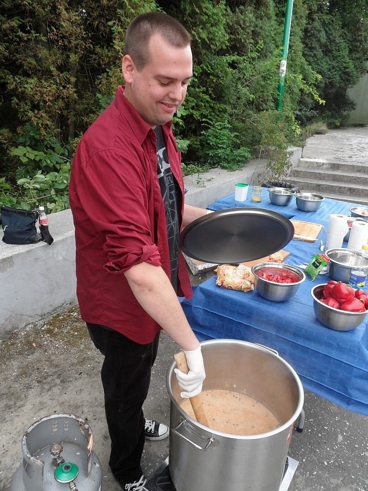 Jakub Kuroń, wnuk Jacka, gotuje "Kuroniówkę".