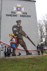 W Hostynnym odsłonięto patriotyczny mural. Zobacz zdjęcia