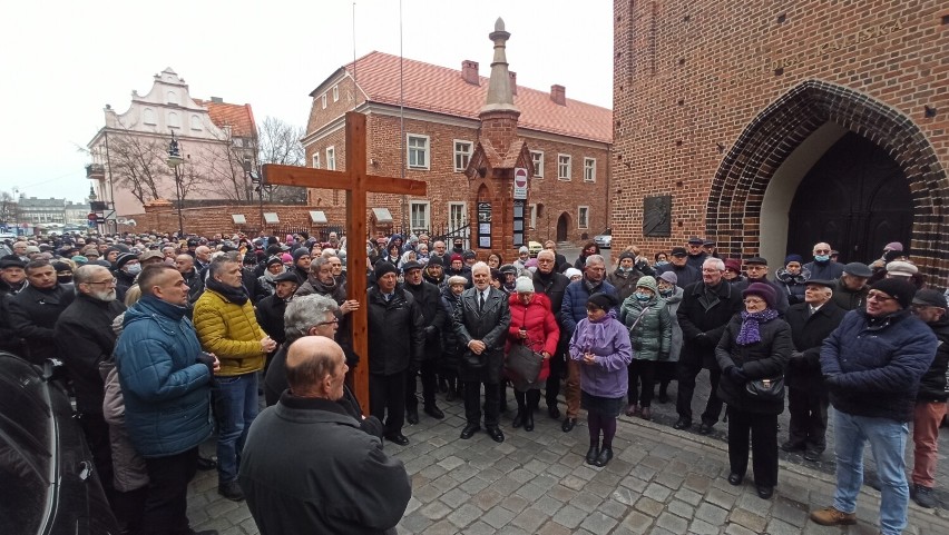 Droga krzyżowa w Kaliszu. Wierni przeszli ulicami miasta