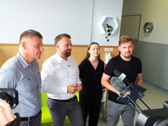 Podczas konferencji, od lewej: Mariusz Majewski, Marek Materek, Klaudia Hamera, Leszek Kowalski- rzecznik. Więcej na kolejnych zdjęciach.