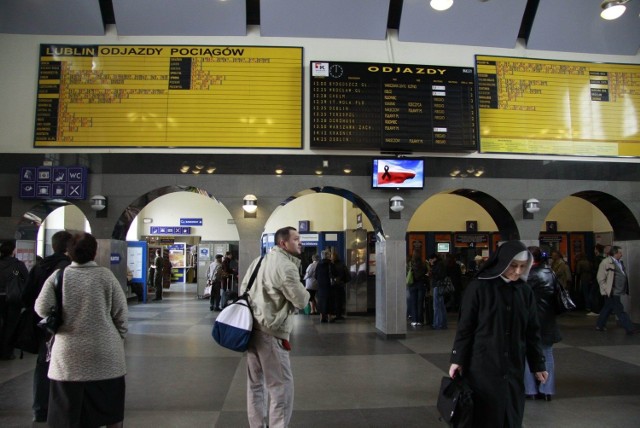 Dworzec w Lublinie. Pociągi do Warszawy odjadą zgodnie z rozkładem. Składy Przewozów Regionalnych będą w godz. 7-9 stały na stacji