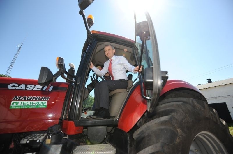 Grzegorz Napieralski w traktorze