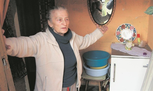 Elżbieta Wieczorek mieszka w starym domu, w bardzo trudnych warunkach
