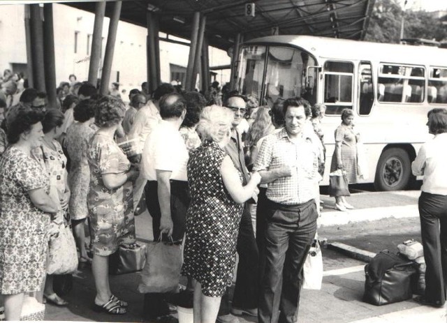 Pierwszy dworzec PKS w Poznaniu został zbudowany w 1932 roku i należał do Spółdzielni Autobusowej. W czasie II wojny światowej obiekt został doszczętnie spalony. Jeszcze w 1945 roku przystąpiono do jego odgruzowywania i odbudowy.

Ponownie do użytku dworzec oddano 1 czerwca 1946 roku. Z czasem uruchomiono również warsztaty, w których remontowane były autobusy, a jeszcze później wybudowano nowy budynek, który służy pasażerom do dziś. 

Na niektórych archiwalnych zdjęciach widać, że przez jakiś czas pasażerom służyły jeszcze oba budynki - stary i nowy. Przedwojenny nie dotrwał jednak do dzisiaj - został zburzony kilkadziesiąt lat temu podczas przebudowy okolicznego skrzyżowania.

Obecnie z poznańskiego dworca PKS odjeżdżają zarówno linie krajowe, jak i zagraniczne. W przyszłym roku dworzec przeniesie się kilkaset metrów na zachód do budowanego właśnie Zintegrowanego Centrum Komunikacyjnego.