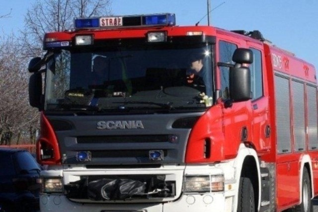 Pożar samochodu w miejscowości Zawiść (gm. Pokój). Do zdarzenia doszło w niedzielę (6.02) po godz. 17.