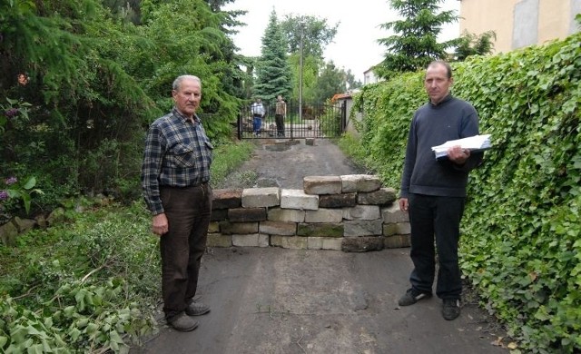 Teodor Motała i Robert Mieloch twierdzą, że ten teren jest drogą i nie wolno go grodzić