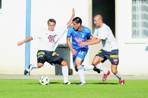 Peruwiańczyk Hernan Rengifo (w środku) podczas sobotniego sparingu z SV Wurmla.