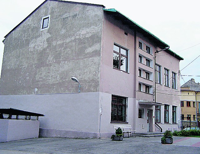 XIX-wieczny budynek gimnazjum stopniowo trawi grzyb