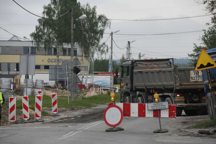 Uwaga na utrudnienia! Zamknięty fragment ulicy Zagnańskiej w Kielcach. Na ulicy Witosa tworzą się korki 