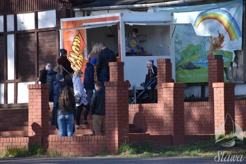 Gastronomia jest czynna nad Jeziorem Sławskim w weekendy...