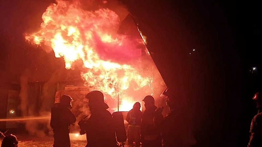 Pożar w Dolinie Trzech Stawów w Katowicach. Zabudowania...