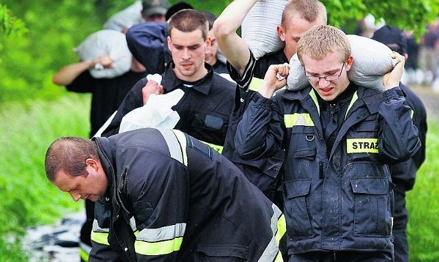 Setki strażaków z całej Polski walczyły z powodzią, która przetoczyła się w ostatnich dniach przez Dolny Śląsk