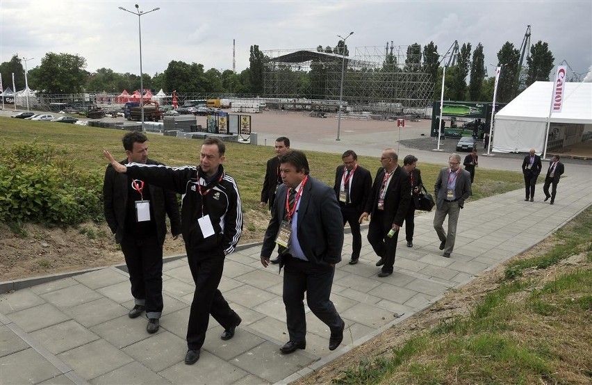 Posłowie z sejmowej podkomisji do spraw Euro 2012 w...