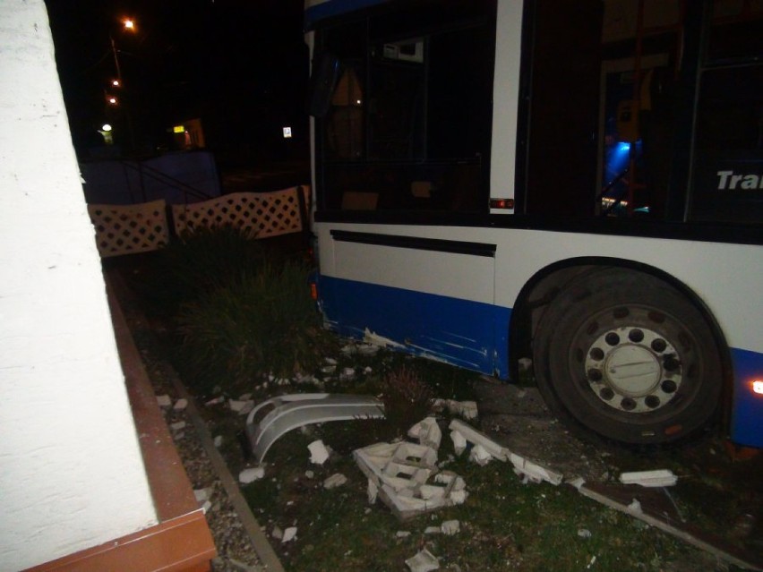 Autobus staranował płot w Kamieńcu