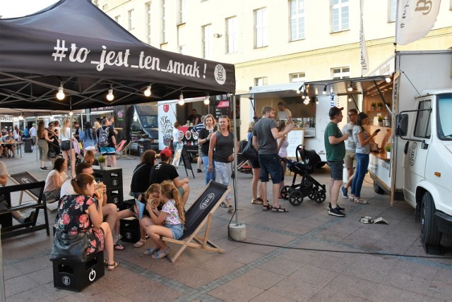 Na rynku w Opolu trwa Food Fest, czyli festiwal foodtrucków. Na miejscu można zjeść dania m.in. kuchni greckiej, włoskiej, azjatyckiej, indyjskiej.

Wśród dań, jakie można zamówić z kilkunastu pojazdów przerobionych na jeżdżące kuchnie, można też zamówić frytki, burgery oraz krewetki i kalmary w cieście. Są też owoce zatopione w różnych rodzajach czekolady, napoje na bazie yerba mate, a także stanowisko, gdzie można kupić piwa rzemieślnicze.

Na rynku przy ratuszu jest też strefa animacji dla dzieci, gdzie mogą puszczać duże bańki.

Food Fest na rynku w Opolu w sobotę trwa do godz. 22. W niedzielę odbywa się w godz. 12-20.