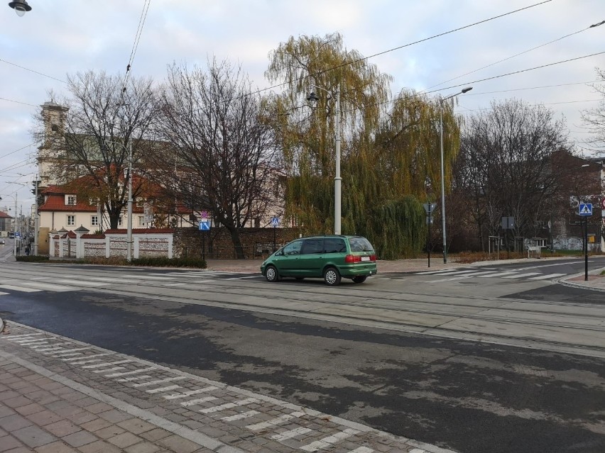 Ulica Krakowska otwarta po remoncie dla samochodów.