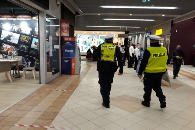 W związku z wprowadzeniem w Grudziądzu tzw. strefy czerwonej policjanci wzięli "pod lupę" zachowania klientów i pracowników placówek handlowo - usługowych.