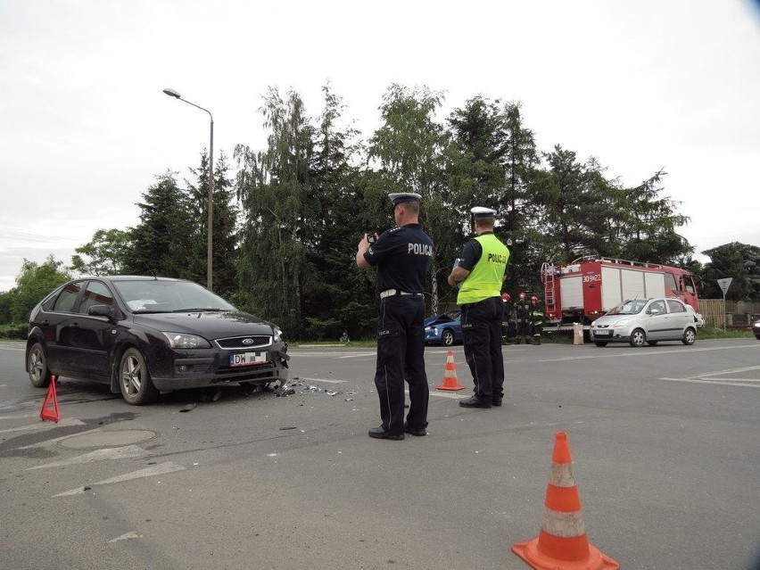 Wrocław: Wypadek na Grota-Roweckiego. Jedna osoba ranna (ZDJĘCIA)