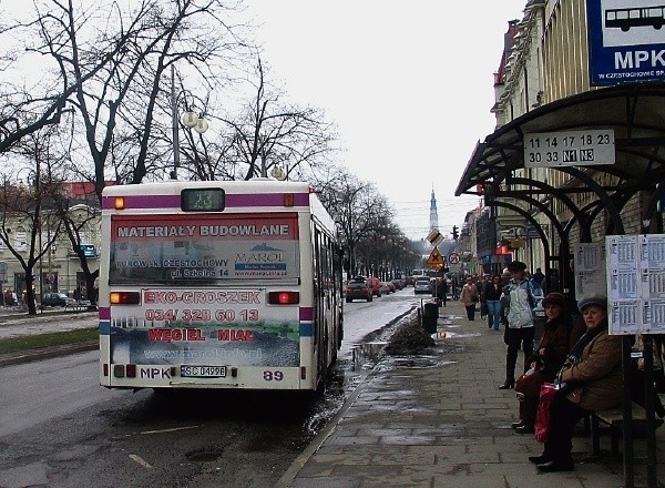 Reklamy zaklejające okna znikną z autobusów MPK