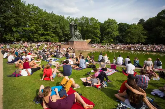 58. sezon Koncertów Chopinowskich w Łazienkach Królewskich. 
Recitale pod Pomnikiem Chopina odbywać się będą w każdą niedzielę o godz. 12.00 i 16.00, aż do 24 września. Usłyszycie światowej sławy pianistów, w tym wybitnych muzyków młodego pokolenia.  Wstęp wolny.

godz. 12.00 - Kazimierz Gierżod, 
godz. 16.00 - Elżbieta Karaś-Krasztel