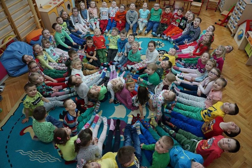 Światowy Dzień Zespołu Downa w Darłowie. Dzieci założyły kolorowe skarpetki [ZDJĘCIA]