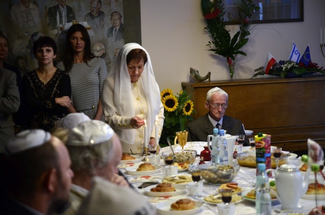 Wigilijna uroczystość rozpoczęła się od zapalenia świecy przez przewodniczącą Gminy Żydowskiej w Poznaniu Alicję Kobus.