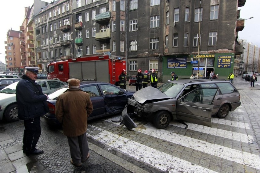 Wypadek na ul. Daszyńskiego. Jedna osoba została poszkodowana (ZDJĘCIA)