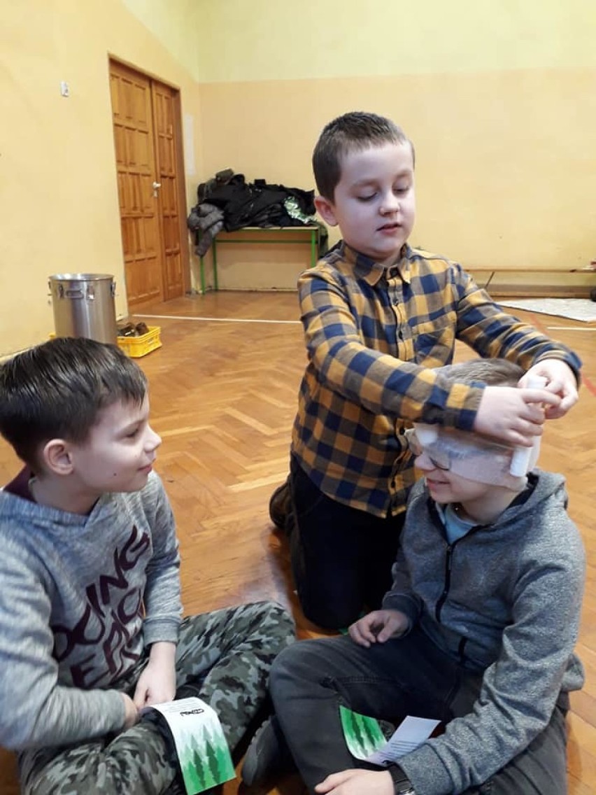 Pleszewscy harcerze zachęcali uczniów Trójki do wstąpienia w ich szeregi 