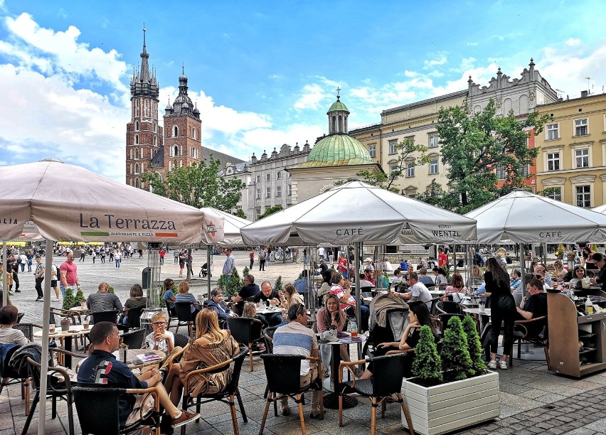 Kraków. Tłumy na Rynku Głównym. Wraca atmosfera sprzed pandemii [ZDJĘCIA]