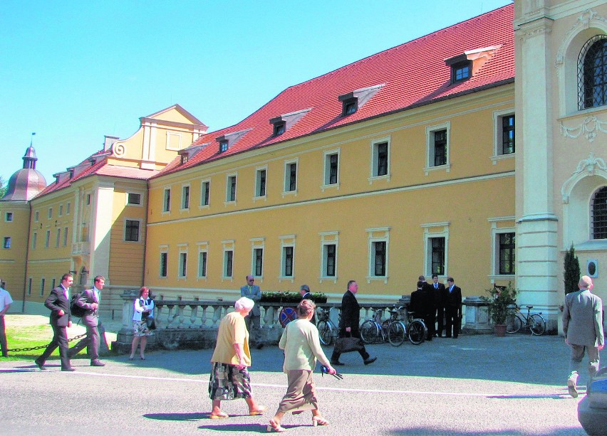 Sanktuarium i opactwo w Rudach. Górnośląski &quot;feniks z popiołów&quot; [STARE I NOWE ZDJĘCIA]