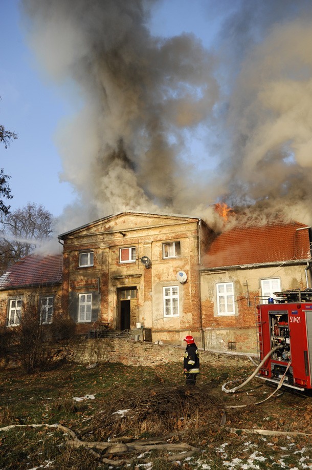 Pożar zabytkowego pałacyku pod Oleśnicą (ZDJĘCIA)