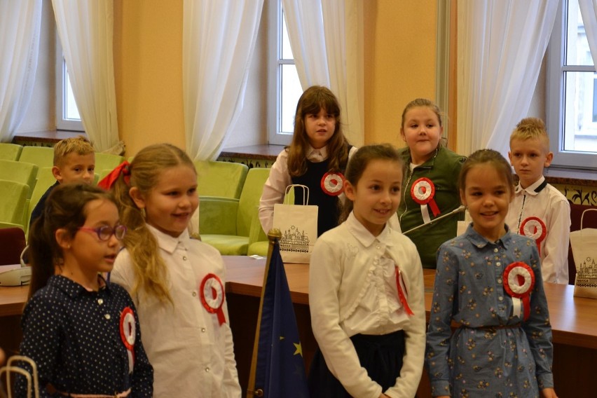Dzieci z oleśnickiej szóstki w odwiedzinach u burmistrza (ZDJĘCIA) 