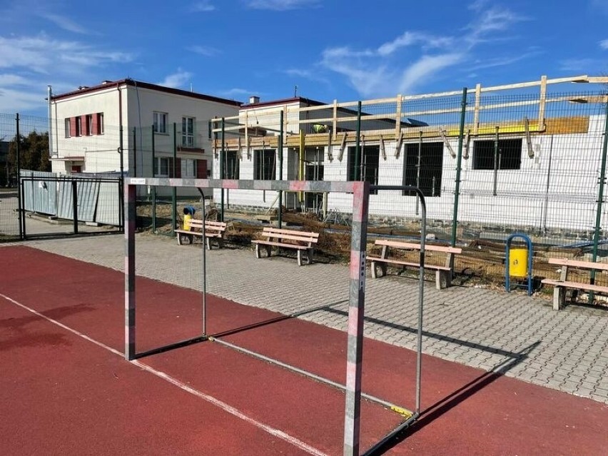Trwa budowa hali sportowej przy Szkole Podstawowej numer 6 w Starachowicach. Coraz bliżej końca prac. Zobacz zdjęcia i film
