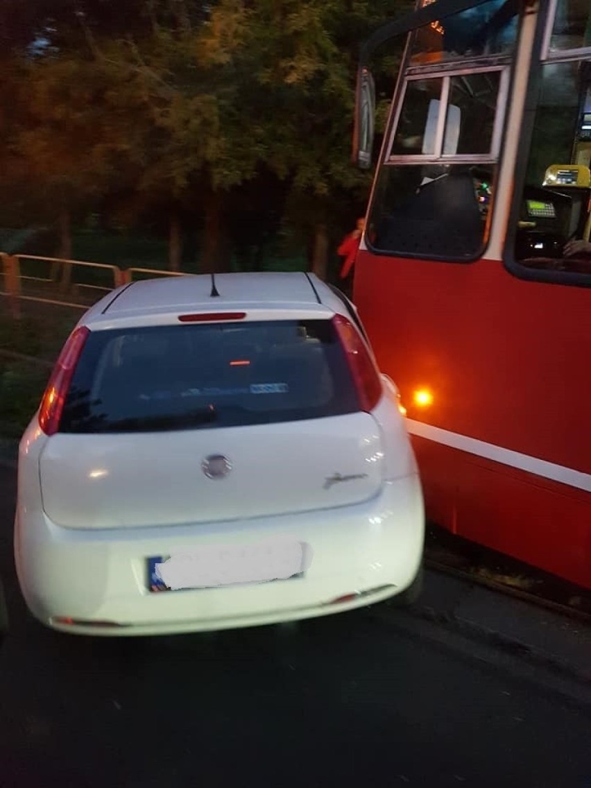 Samochód zderzył się z tramwajem na Dańdówce w Sosnowcu....