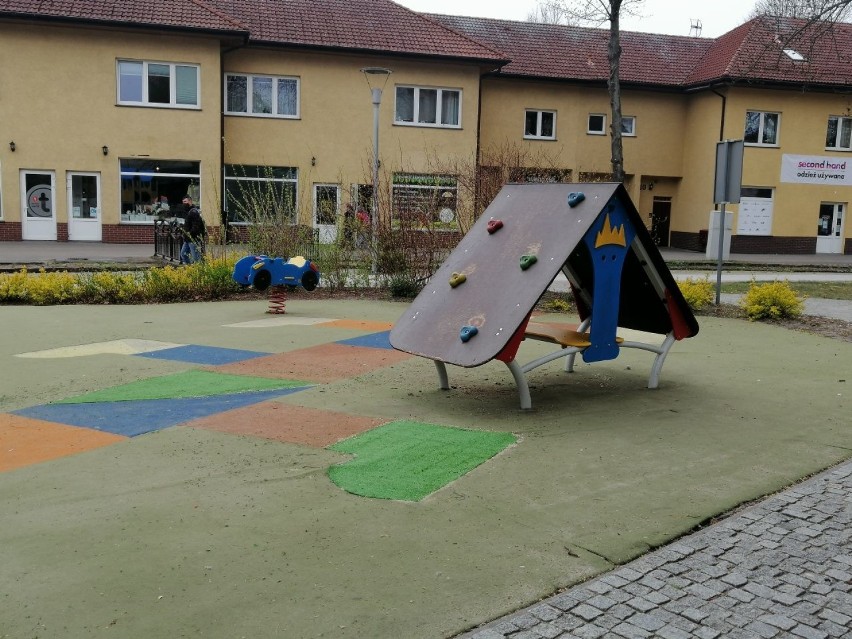 Łatanie placu zabaw w centrum Goleniowa. Ale będzie większa wymiana