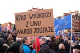 Wielka demonstracja poparcia dla Polski w Unii Europejskiej. Zwolennicy opozycji i Polski w UE stawili się na placu Zamkowym