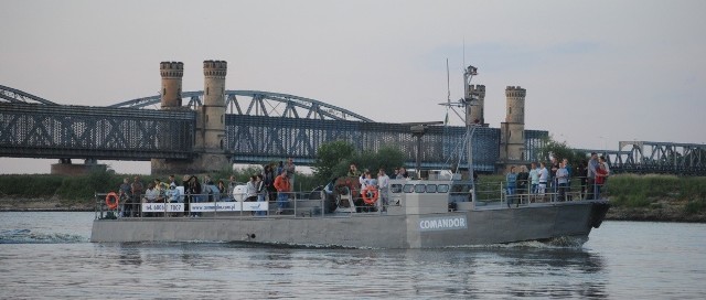 W październiku 2011 roku zabytkowy most przez Wisłę został zamknięty dla ruchu kołowego i pieszego. Po wielu bojach pojawiła się realna szansa, że będzie można z niego korzystać